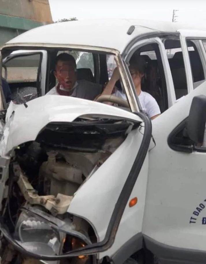 Kinh hãi hiện trường nữ học viên tập lái ô-tô đâm nát đầu xe, thầy giáo ngồi cạnh máu me đầy mặt không thốt nên lời-1