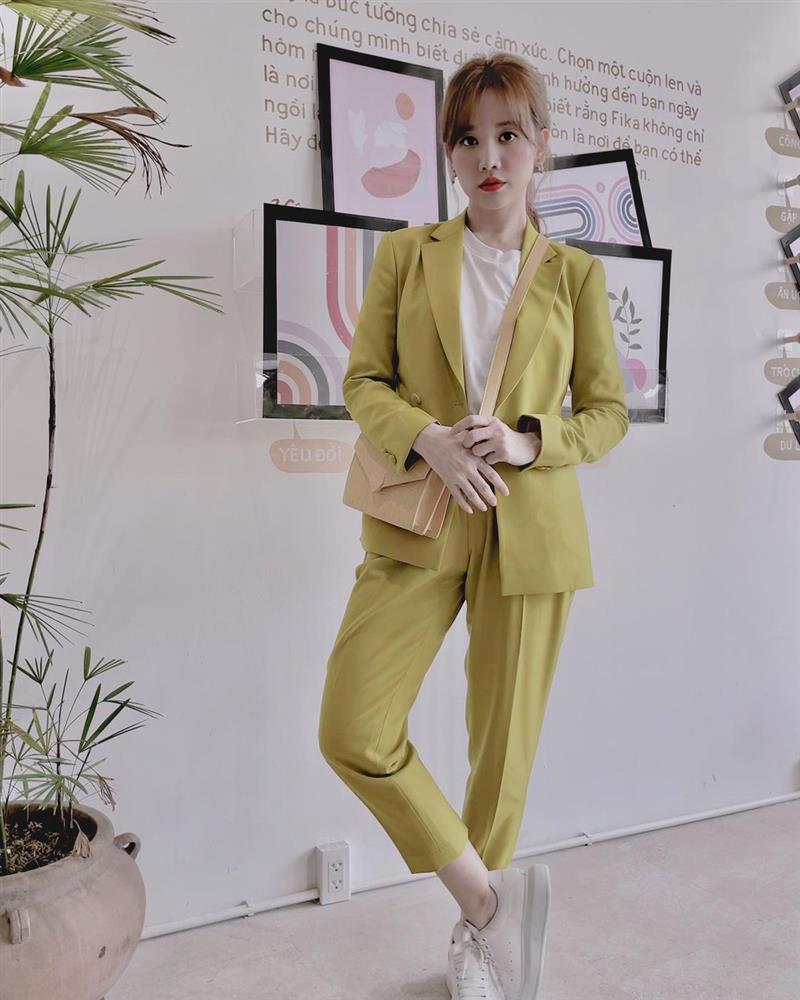 Hari Won 35 tuổi vẫn diện suit cực trẻ xinh, hóa ra là mix theo cách này để tránh nhìn già đanh-1