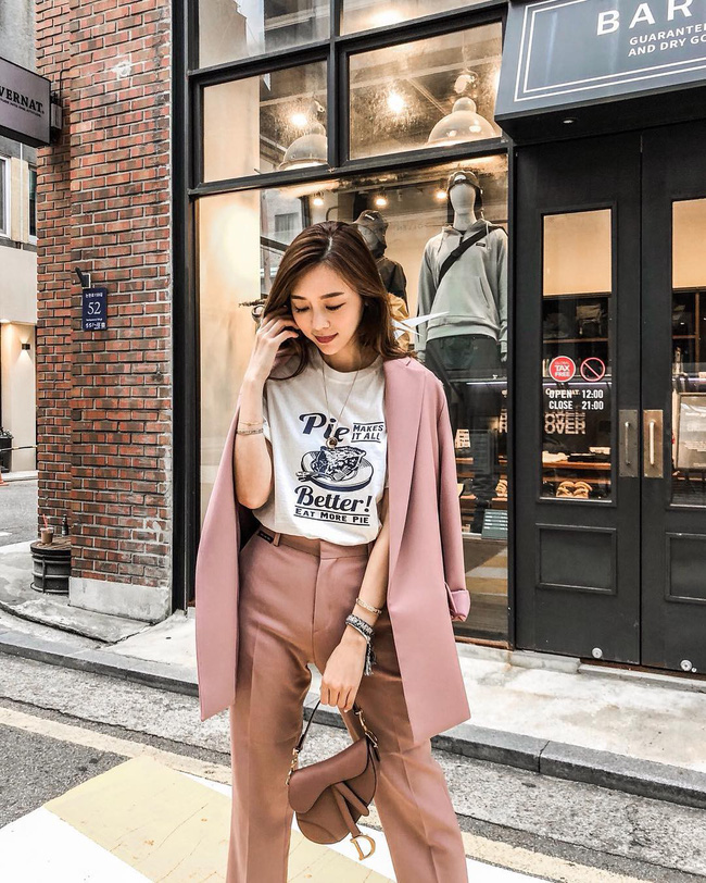 Hari Won 35 tuổi vẫn diện suit cực trẻ xinh, hóa ra là mix theo cách này để tránh nhìn già đanh-2