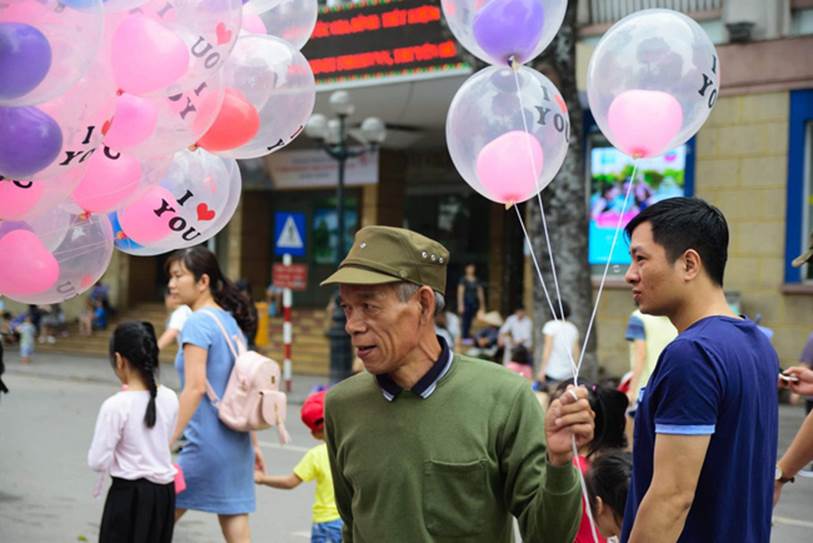 Ông chú bán bóng bay nổi tiếng nhất phố cổ qua đời khiến dân mạng hụt hẫng-1
