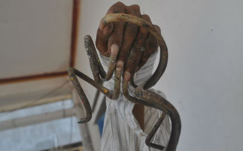 Choáng váng người đàn ông mang bộ móng tay siêu dài đi làm căn cước công dân-5