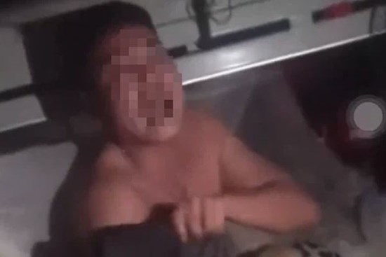 Pha bắt gian gay cấn: Vợ cùng nhân tình hú hí trong gầm xe ô tô, không mảnh vải trên người nhưng vẫn cãi 
