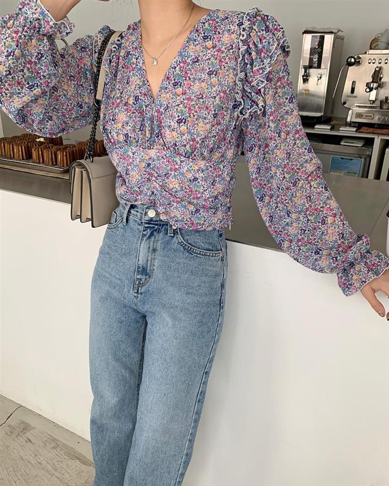 Mùa Hè dễ lộ dáng kém thon, chị em sắm ngay 4 kiểu áo đã xinh còn giúp người diện như gầy đi 5kg-1