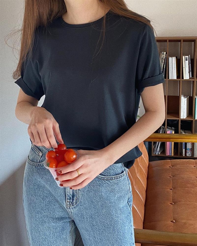 Mùa Hè dễ lộ dáng kém thon, chị em sắm ngay 4 kiểu áo đã xinh còn giúp người diện như gầy đi 5kg-13