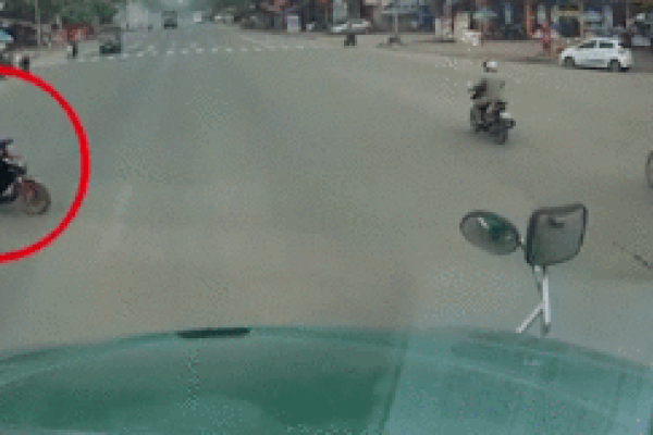 Xe máy vượt đèn đỏ tông vào xe tải rồi bốc cháy ở Ấn Độ-1