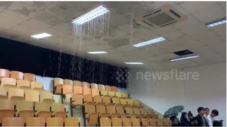 Clip: Mưa to làm sập trần giảng đường, nước tràn vào như suối khiến sinh viên chạy mất dép-1