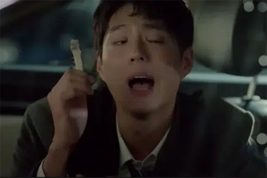 Cô gái kiên nhẫn ngồi đợi bên cạnh bạn trai say xỉn suốt 12 tiếng với hy vọng hàn gắn, sau khi tỉnh lại, câu đầu tiên anh khiến cô vỡ mộng