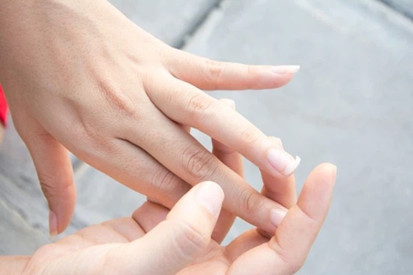 Gan xấu thì ngón tay giữa sẽ xuất hiện 3 vấn đề, nếu không có thì xin chúc mừng vì gan bạn vẫn ổn-2