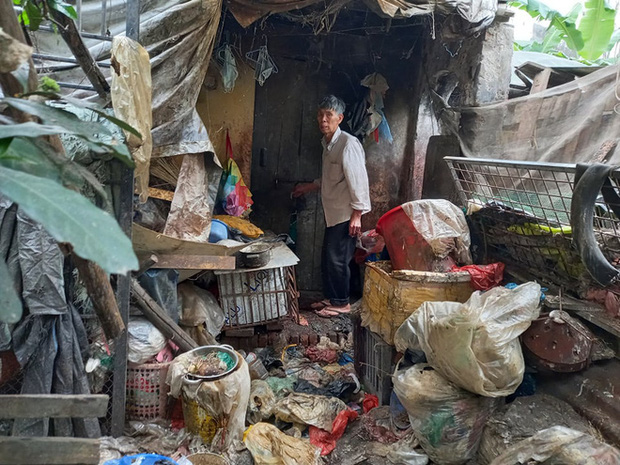 Cận cảnh căn nhà cấp bốn bị rác bủa vây của nữ lao công bị sát hại thương tâm-3