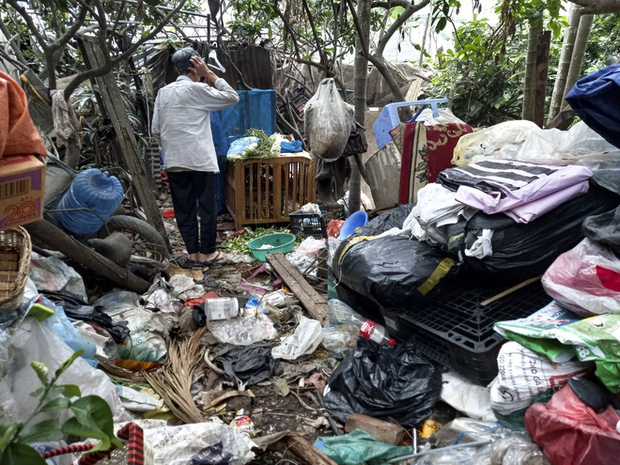 Cận cảnh căn nhà cấp bốn bị rác bủa vây của nữ lao công bị sát hại thương tâm-5