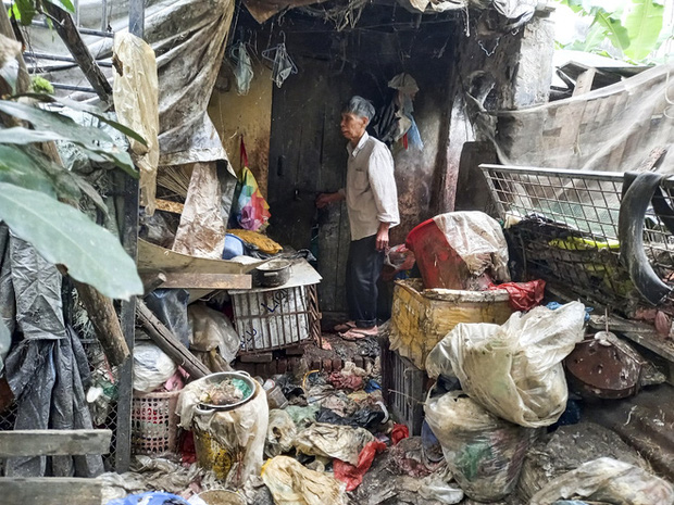 Cận cảnh căn nhà cấp bốn bị rác bủa vây của nữ lao công bị sát hại thương tâm-10