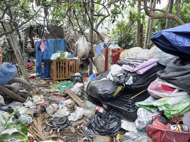 Cận cảnh căn nhà cấp bốn bị rác bủa vây của nữ lao công bị sát hại thương tâm-11