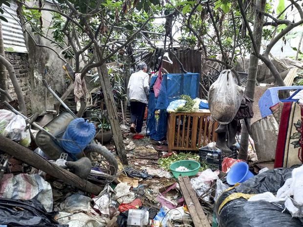 Cận cảnh căn nhà cấp bốn bị rác bủa vây của nữ lao công bị sát hại thương tâm-12