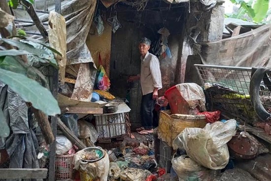 Cận cảnh căn nhà cấp bốn bị rác bủa vây của nữ lao công bị sát hại thương tâm