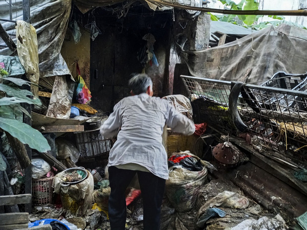 Cận cảnh căn nhà cấp bốn bị rác bủa vây của nữ lao công bị sát hại thương tâm-13