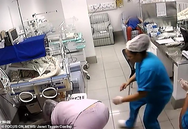 Kinh hoàng xem cảnh bé sơ sinh bị ngã từ trên lồng ấp xuống đất ở độ cao 1,4m-2