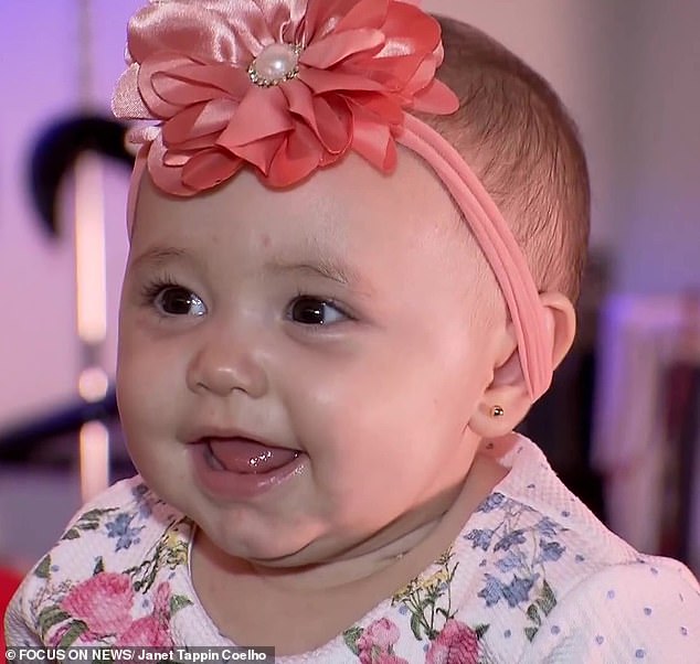 Kinh hoàng xem cảnh bé sơ sinh bị ngã từ trên lồng ấp xuống đất ở độ cao 1,4m-4