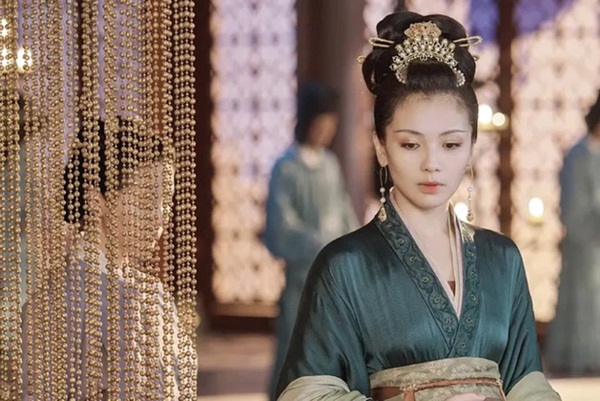 Hoàng hậu cả gan nhất lịch sử Trung Hoa: Dám bạt tai Hoàng đế đến xây xẩm mặt mày vì dung túng Phi tần loạn ngôn nói xấu chính thất-1