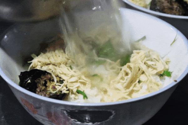 Bún riêu 40 năm không có ốc, không gạch cua, không giò nhưng vẫn cực hút khách-4