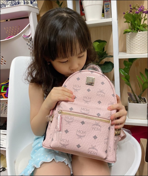 Con gái mới 5 tuổi, Hồng Quế đã chơi lớn mua tặng ba lô xịn xò, cách người mẫu dạy con ứng xử mới gây chú ý-2