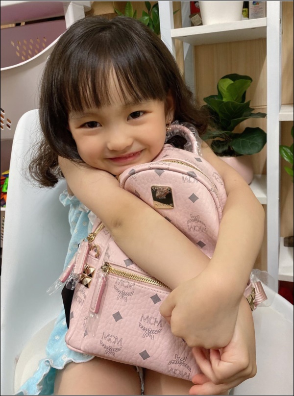 Con gái mới 5 tuổi, Hồng Quế đã chơi lớn mua tặng ba lô xịn xò, cách người mẫu dạy con ứng xử mới gây chú ý-3