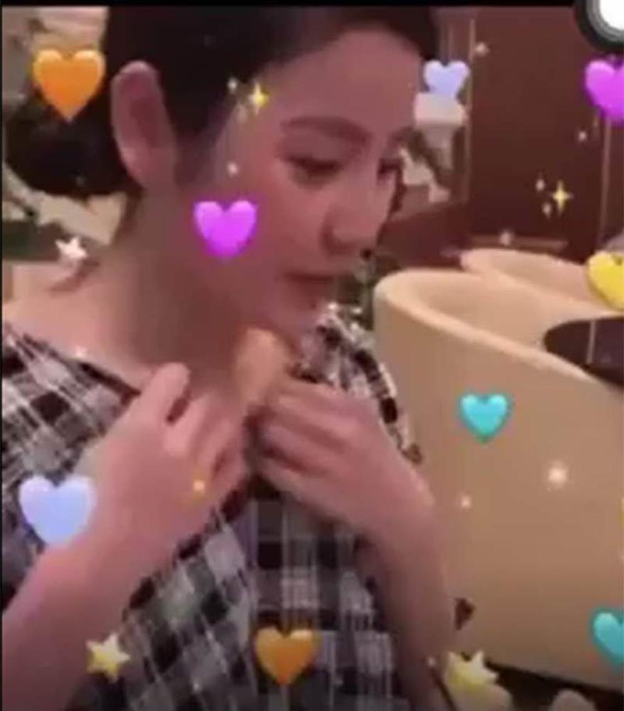 HOT: Lộ clip Quang Hải và bạn gái mới thân mật hẹn hò, đầu tựa đầu vô cùng vui vẻ-1