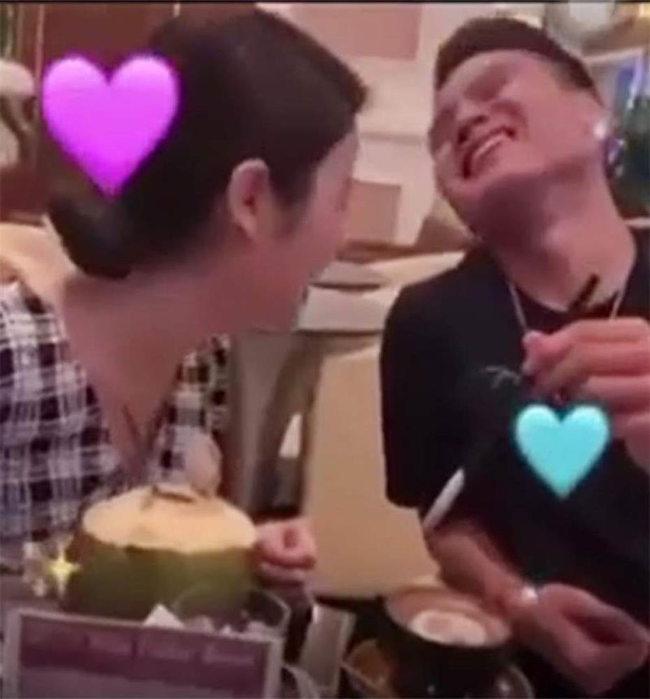 HOT: Lộ clip Quang Hải và bạn gái mới thân mật hẹn hò, đầu tựa đầu vô cùng vui vẻ-2