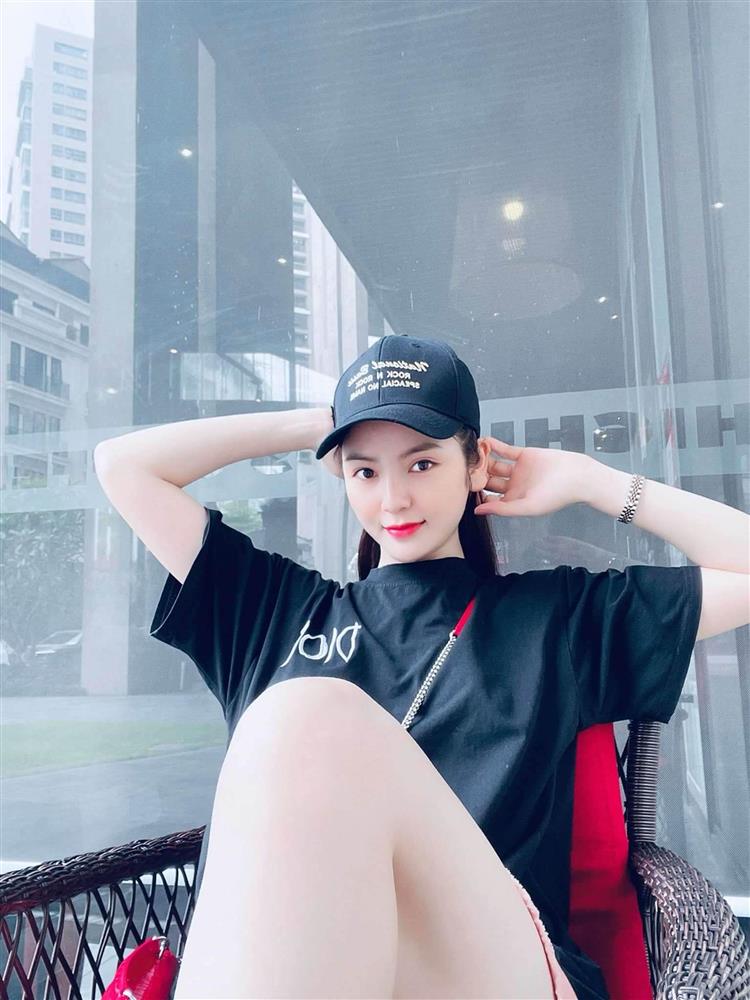 HOT: Lộ clip Quang Hải và bạn gái mới thân mật hẹn hò, đầu tựa đầu vô cùng vui vẻ-4