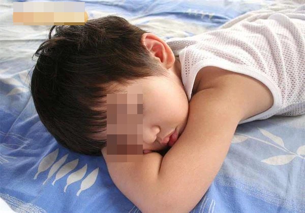 Tình trạng trẻ dậy thì sớm tăng gấp 35 lần so với 10 năm trước: Cảnh báo dấu hiệu dậy thì sớm ở bé trai mà bố mẹ Việt dễ bỏ qua-2