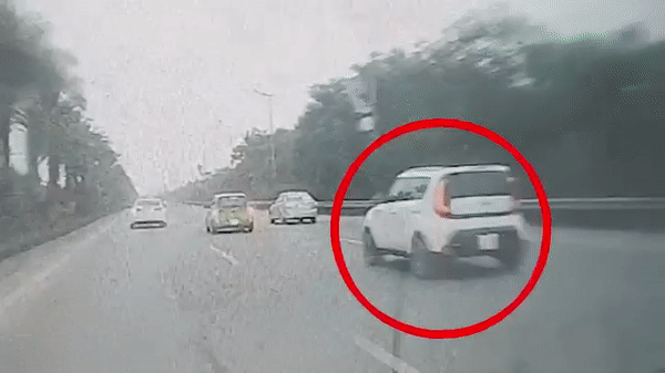 Clip: Đâm lật xe taxi, tài xế lập tức bỏ chạy khiến nhiều người phẫn nộ-1