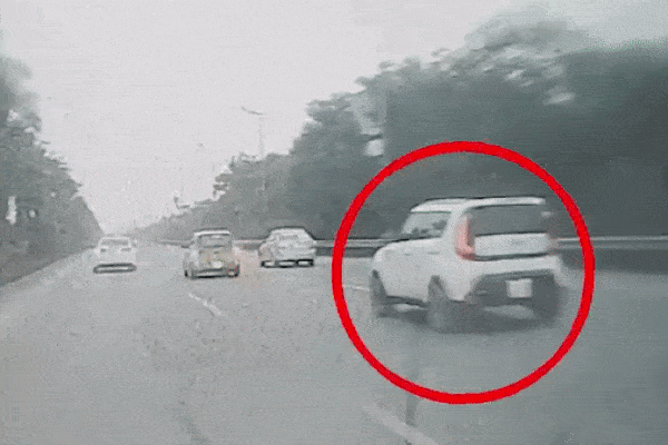 Clip: Đâm lật xe taxi, tài xế lập tức bỏ chạy khiến nhiều người phẫn nộ