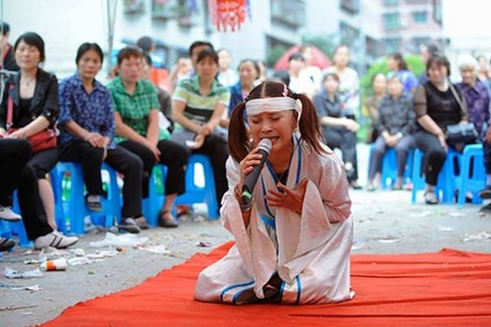 Dằn mặt 'kẻ thứ ba' và những nghề kỳ lạ ở Trung Quốc