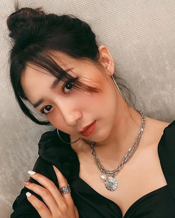 Nữ chính Người ấy là ai Kiều Ly Phạm bị tổn thương dây thần kinh số 7 vì một thói quen sử dụng điện thoại tai hại mà người trẻ đang có-1