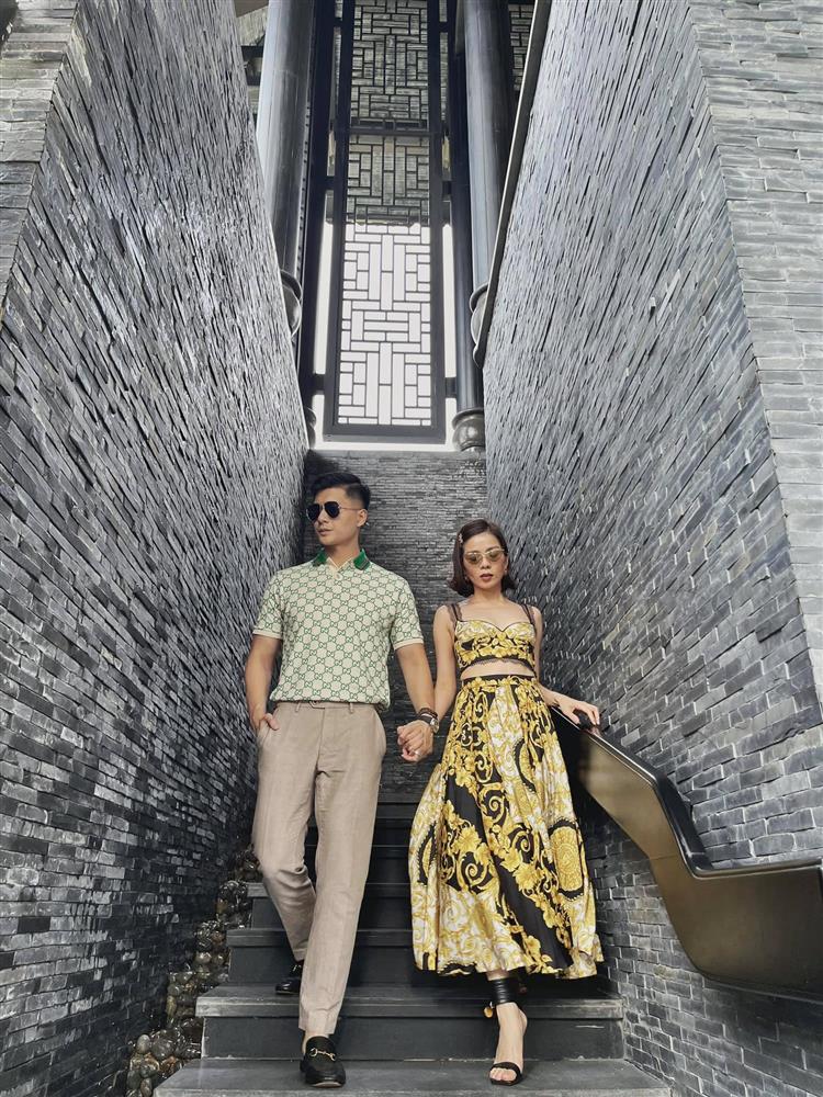 Diện áo cũ, Lệ Quyên đụng độ em chồng Hà Tăng nhưng quan trọng là level thăng cấp hơn hẳn-1