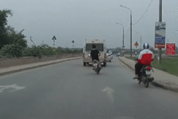 Thanh niên điều khiển xe máy lạng lách, vượt ẩu bị ô tô tông trực diện