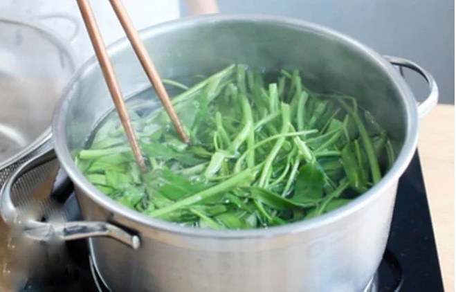 Xào rau cho luôn vào chảo là sai lầm, làm theo cách này đảm bảo rau giòn ngon hết ý-1