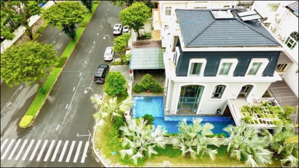 Biệt thự xa hoa như lâu đài của Bảo Thy: Đến hồ bơi cũng siêu khủng, được chồng đại gia đầu tư bơm nước biển-2