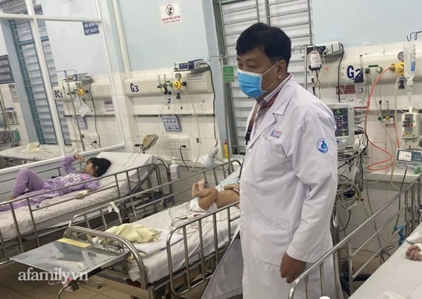 Bé gái 15 tháng tuổi tử vong thương tâm do bị rắn hoa cổ đỏ cắn khi đang chơi ở sân nhà-2