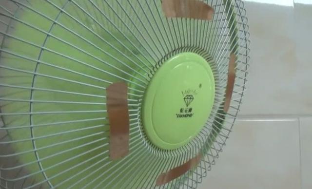 Miếng băng dán vết thương nhỏ nhắn dính vào quạt lại siêu tiết kiệm điện, không chỉ giúp bạn ngủ ngon mà còn có tác dụng đuổi muỗi-3