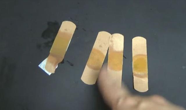 Miếng băng dán vết thương nhỏ nhắn dính vào quạt lại siêu tiết kiệm điện, không chỉ giúp bạn ngủ ngon mà còn có tác dụng đuổi muỗi-1