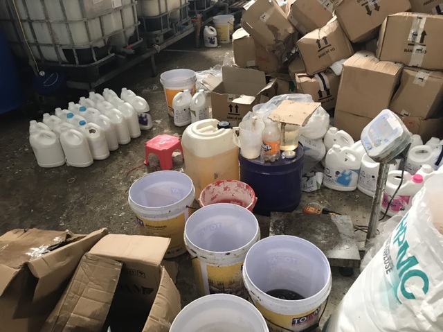 Phát lộ xưởng sản xuất nước giặt xả ngoại mang công nghệ... xô chậu-1