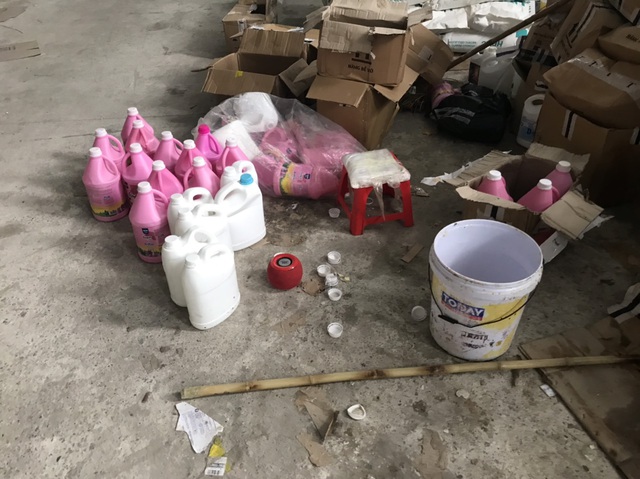 Phát lộ xưởng sản xuất nước giặt xả ngoại mang công nghệ... xô chậu-2