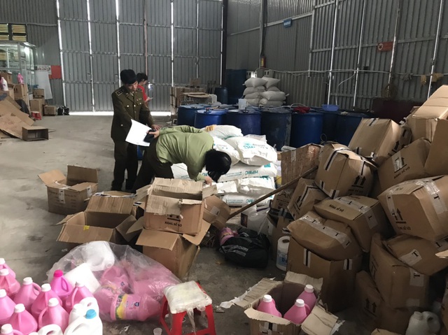 Phát lộ xưởng sản xuất nước giặt xả ngoại mang công nghệ... xô chậu-3