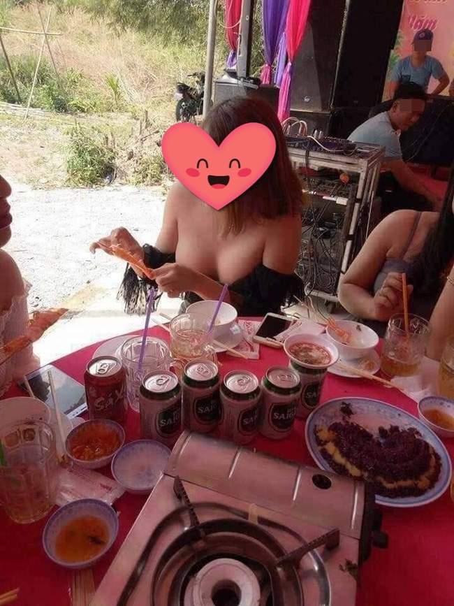 Đi đám cưới bạn, cô gái mặc kín đáo phía trên, thả rông phía dưới khiến dân mạng nhức mắt-2