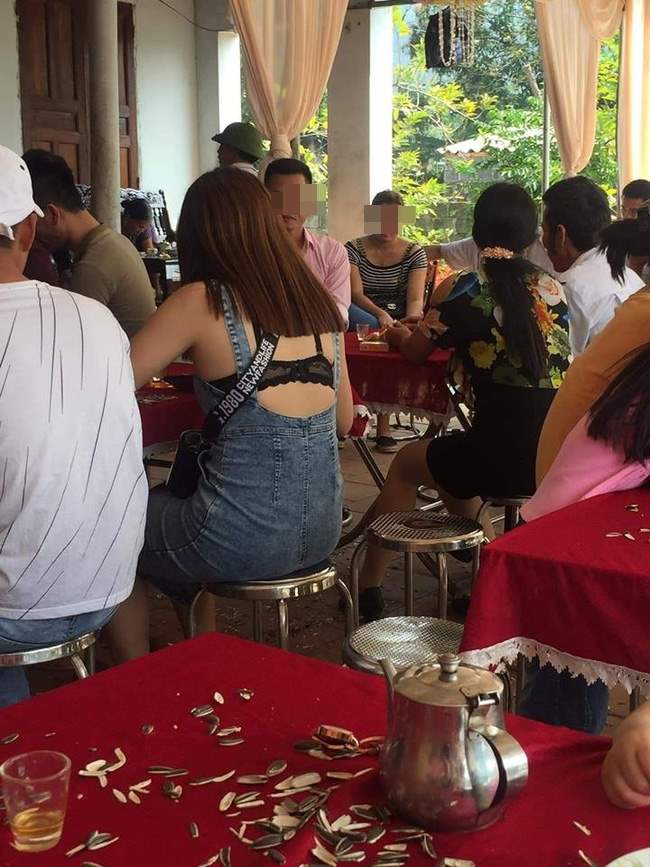 Đi đám cưới bạn, cô gái mặc kín đáo phía trên, thả rông phía dưới khiến dân mạng nhức mắt-3