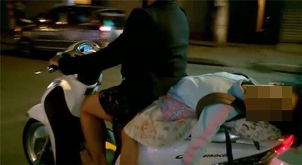 Hình ảnh bé gái ngủ gục, nằm hẳn ra yên xe máy trên phố Hà Nội khiến ai cũng phải thót tim-3