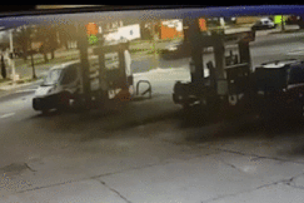 Xe cứu hỏa bị xe con tông ngang sườn, lao thẳng vào trạm xăng