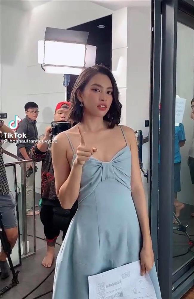 Hoa hậu Tiểu Vy xém chút nữa hớ hênh kém duyên khi diện váy xẻ mà ngồi tơ hơ”-2