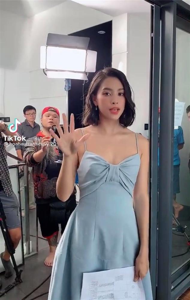 Hoa hậu Tiểu Vy xém chút nữa hớ hênh kém duyên khi diện váy xẻ mà ngồi tơ hơ”-1