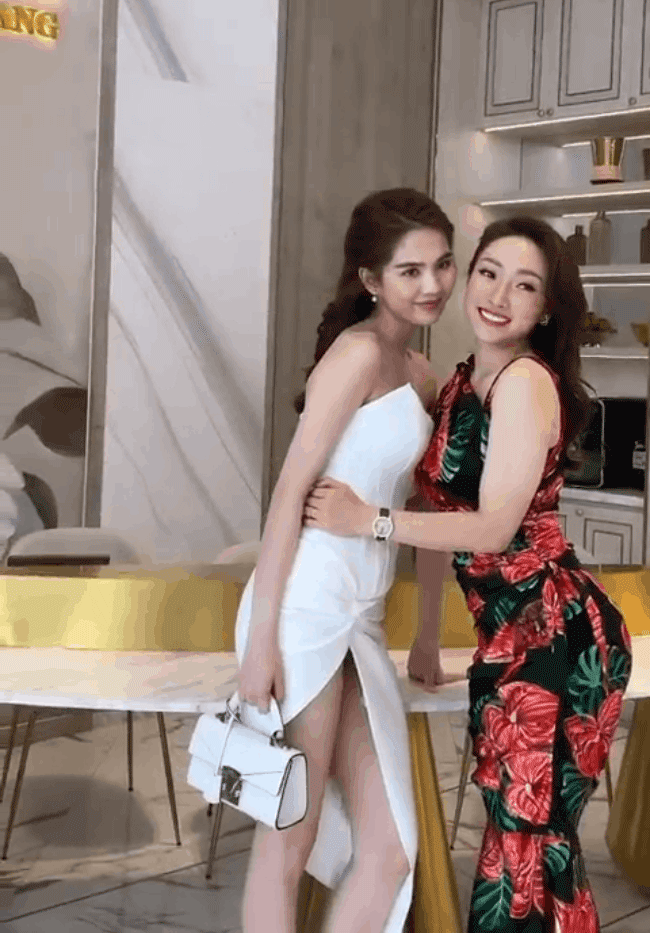 Hoa hậu Tiểu Vy xém chút nữa hớ hênh kém duyên khi diện váy xẻ mà ngồi tơ hơ”-4